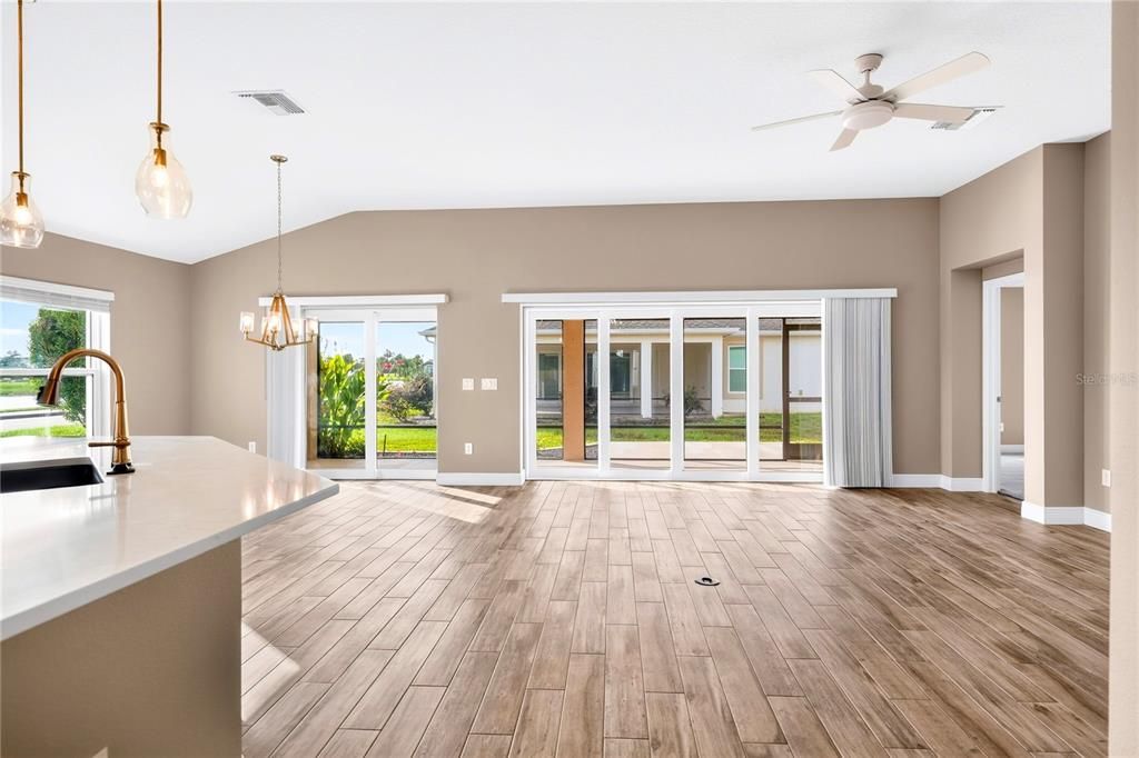 Activo con contrato: $524,900 (3 camas, 3 baños, 1905 Pies cuadrados)