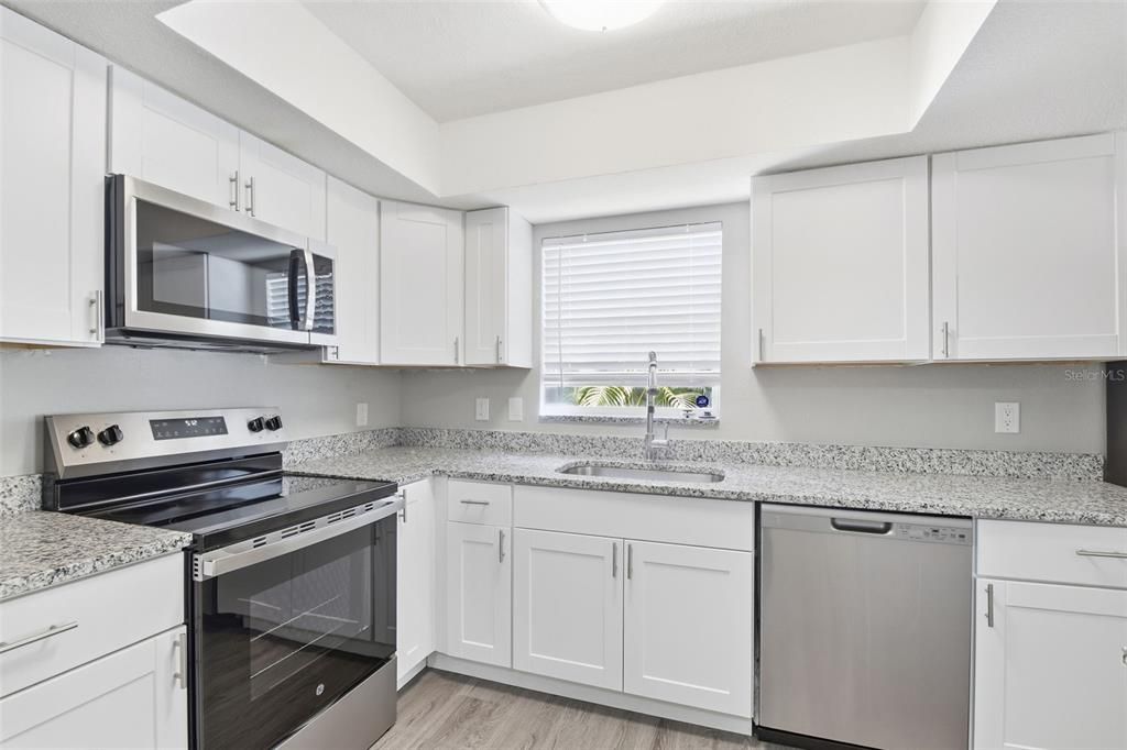 На продажу: $364,900 (3 спален, 2 ванн, 1703 Квадратных фут)