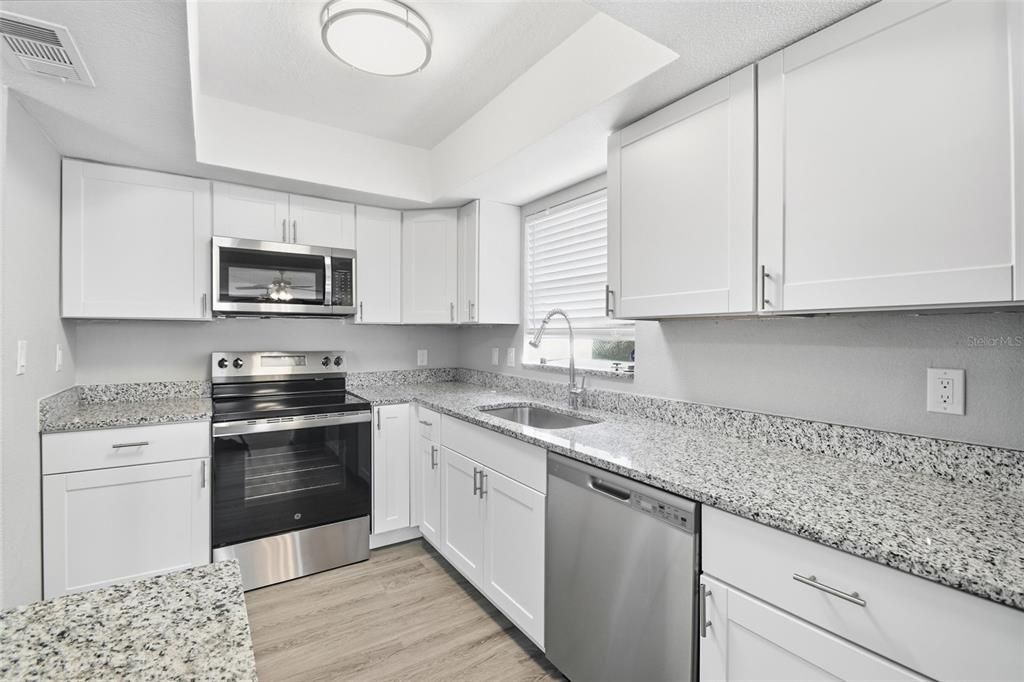 На продажу: $364,900 (3 спален, 2 ванн, 1703 Квадратных фут)
