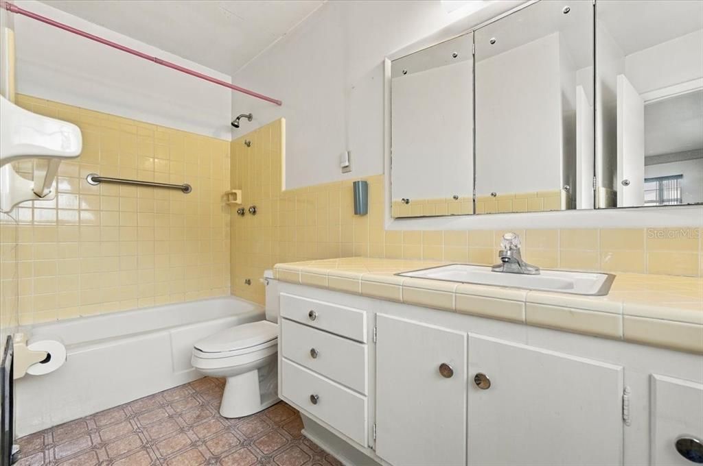 For Sale: $250,000 (2 beds, 2 baths, 1787 Square Feet)