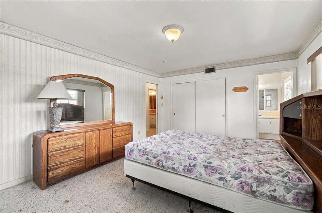 For Sale: $250,000 (2 beds, 2 baths, 1787 Square Feet)