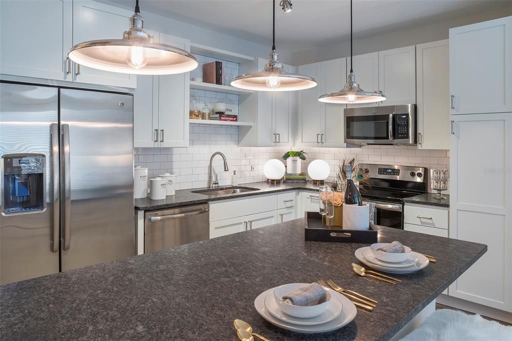 For Rent: $1,800 (1 beds, 1 baths, 676 Square Feet)