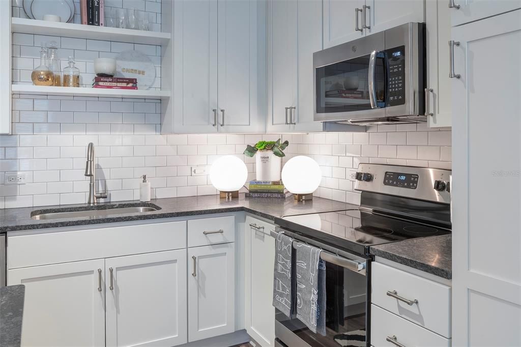 For Rent: $1,800 (1 beds, 1 baths, 676 Square Feet)