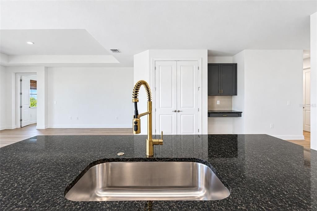 En Venta: $539,900 (4 camas, 3 baños, 2195 Pies cuadrados)