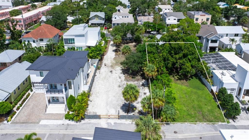 На продажу: $749,000 (0.12 acres)