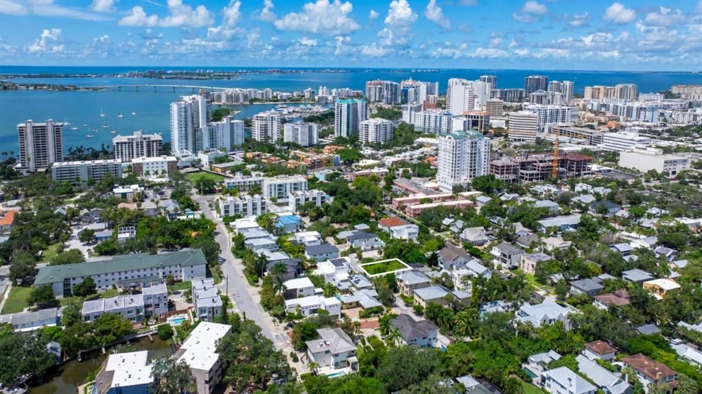 На продажу: $749,000 (0.12 acres)