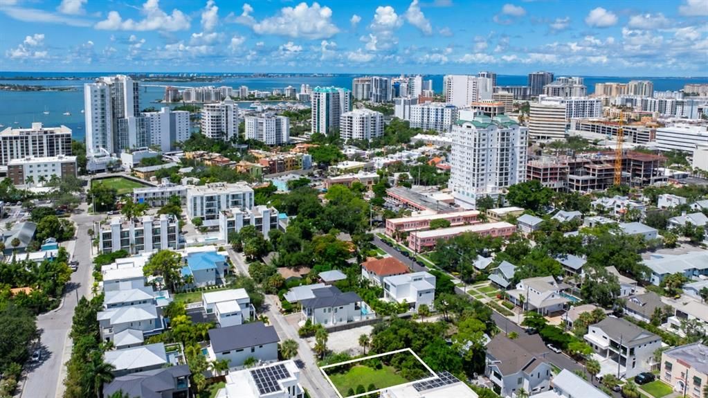 На продажу: $749,000 (0.12 acres)