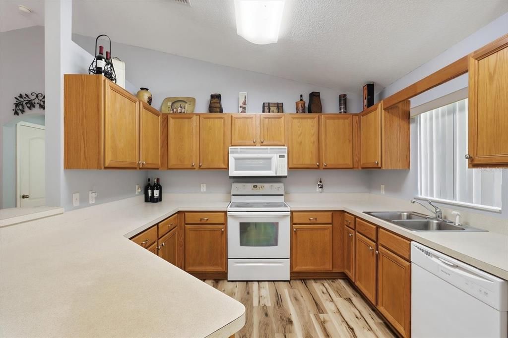 For Sale: $245,900 (2 beds, 2 baths, 1449 Square Feet)