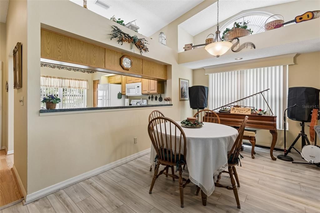 For Sale: $235,000 (2 beds, 2 baths, 1212 Square Feet)