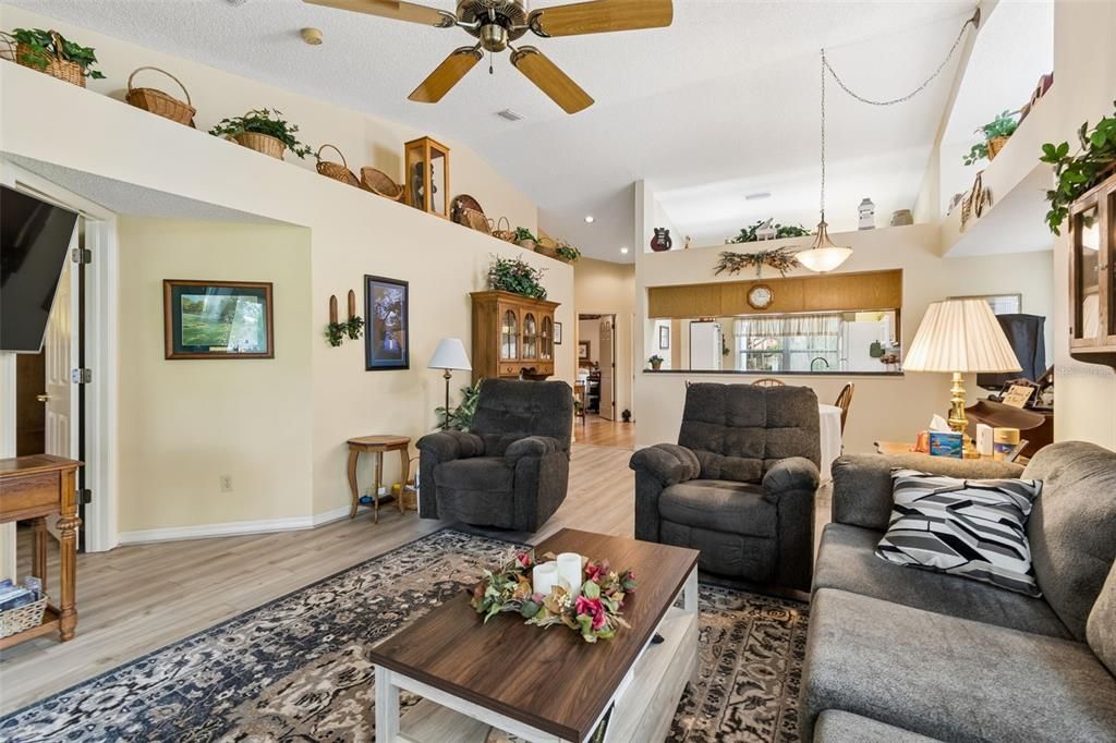 For Sale: $235,000 (2 beds, 2 baths, 1212 Square Feet)