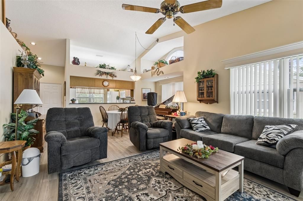 For Sale: $235,000 (2 beds, 2 baths, 1212 Square Feet)
