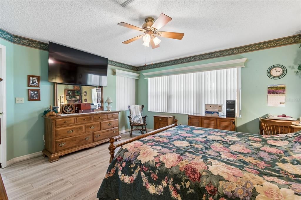 For Sale: $235,000 (2 beds, 2 baths, 1212 Square Feet)