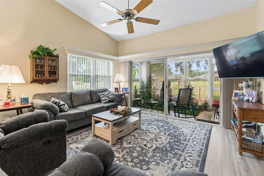 For Sale: $235,000 (2 beds, 2 baths, 1212 Square Feet)