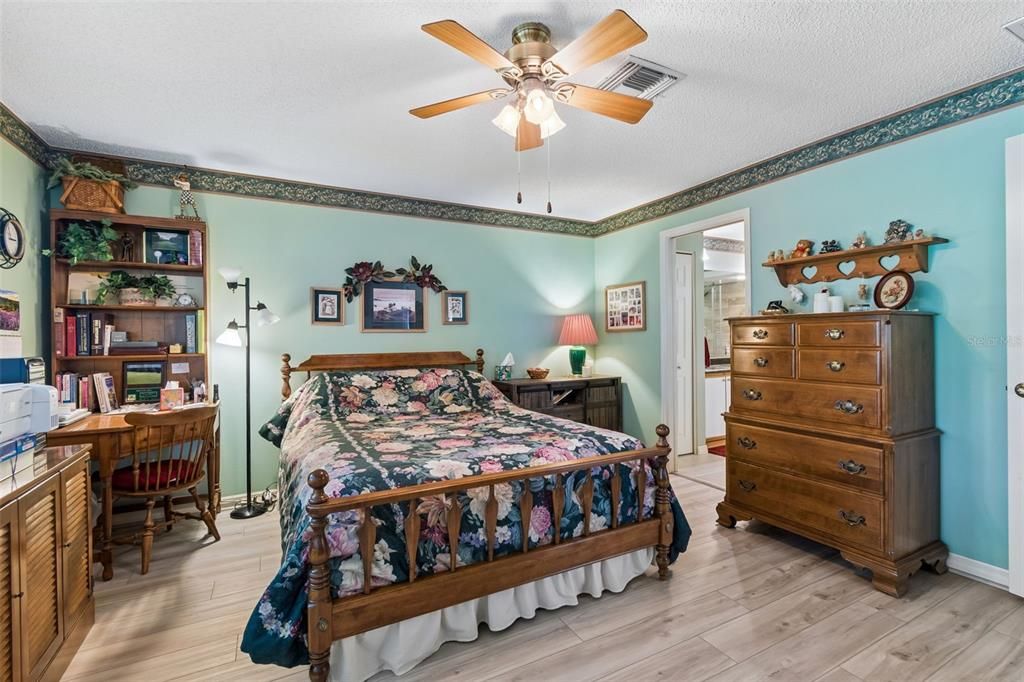 For Sale: $235,000 (2 beds, 2 baths, 1212 Square Feet)