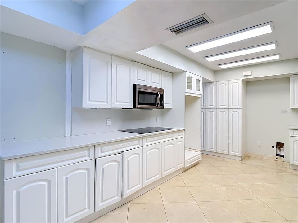 На продажу: $469,900 (4 спален, 2 ванн, 2599 Квадратных фут)