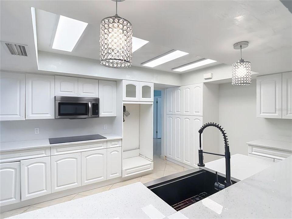 На продажу: $469,900 (4 спален, 2 ванн, 2599 Квадратных фут)