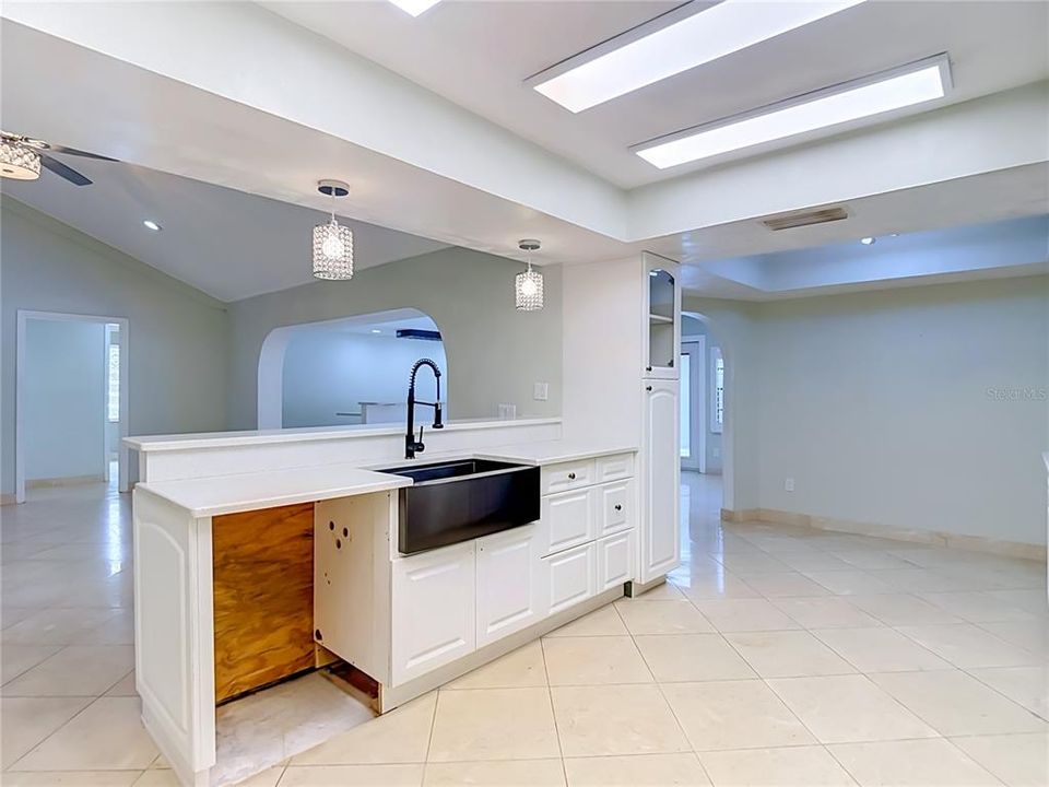 На продажу: $469,900 (4 спален, 2 ванн, 2599 Квадратных фут)