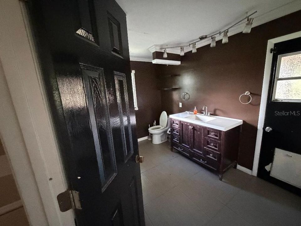 For Rent: $1,900 (3 beds, 2 baths, 1692 Square Feet)