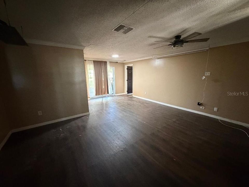 For Rent: $1,900 (3 beds, 2 baths, 1692 Square Feet)