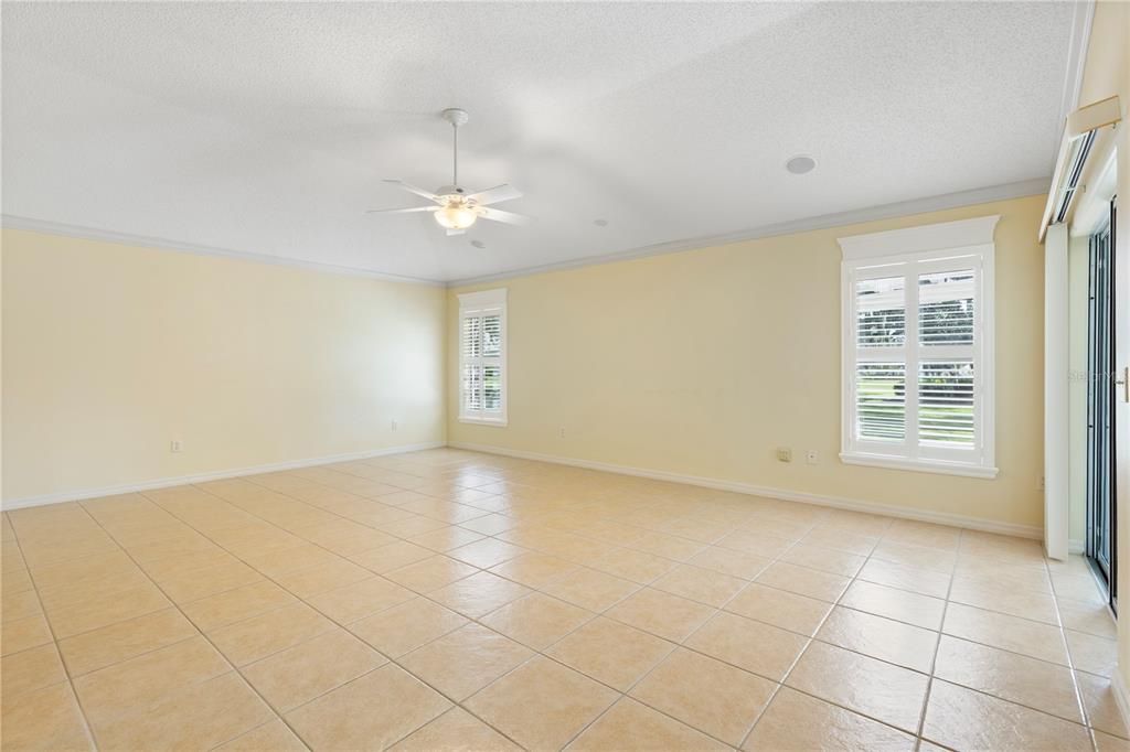 Activo con contrato: $588,000 (3 camas, 2 baños, 2145 Pies cuadrados)