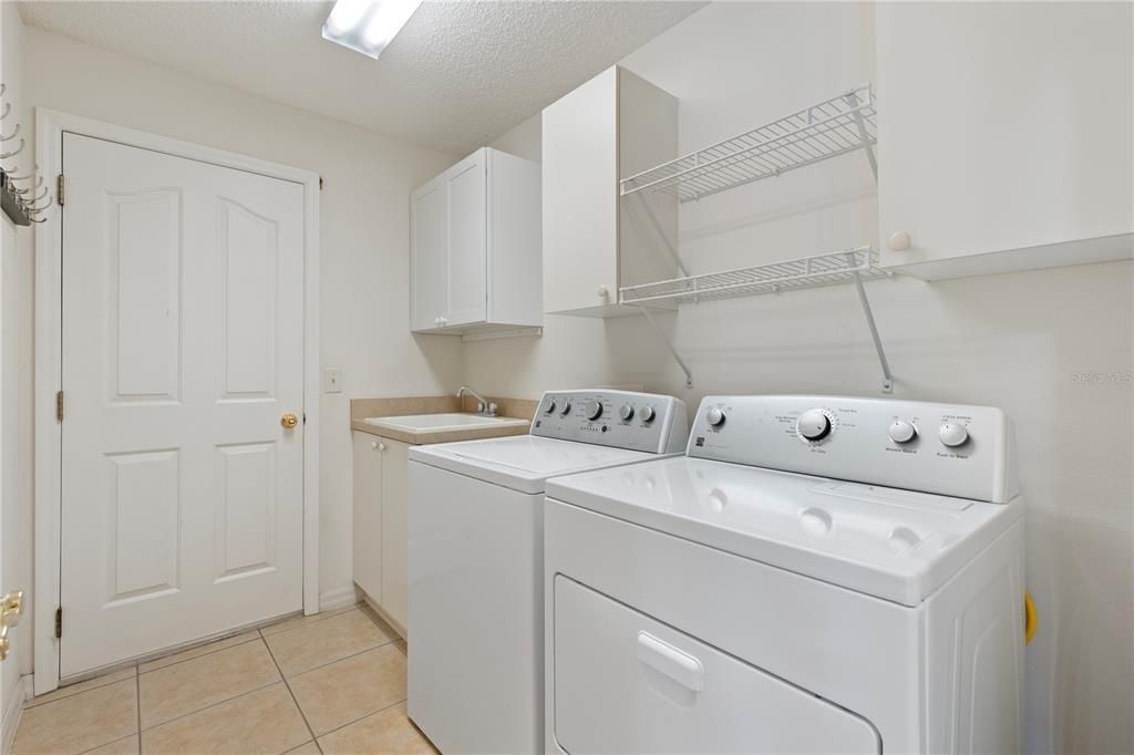Activo con contrato: $588,000 (3 camas, 2 baños, 2145 Pies cuadrados)
