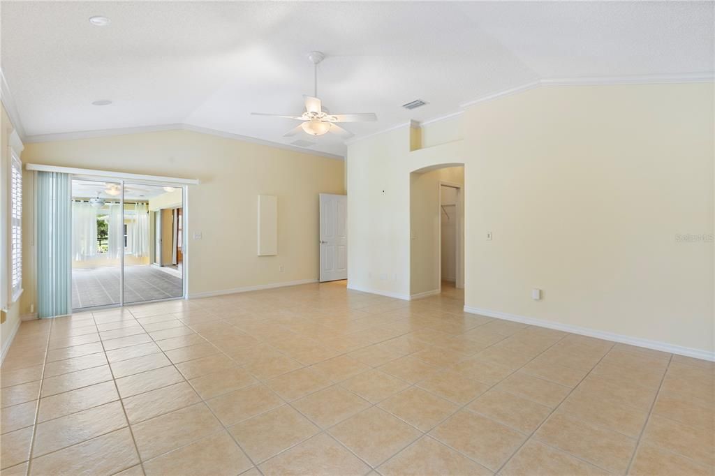 Activo con contrato: $588,000 (3 camas, 2 baños, 2145 Pies cuadrados)