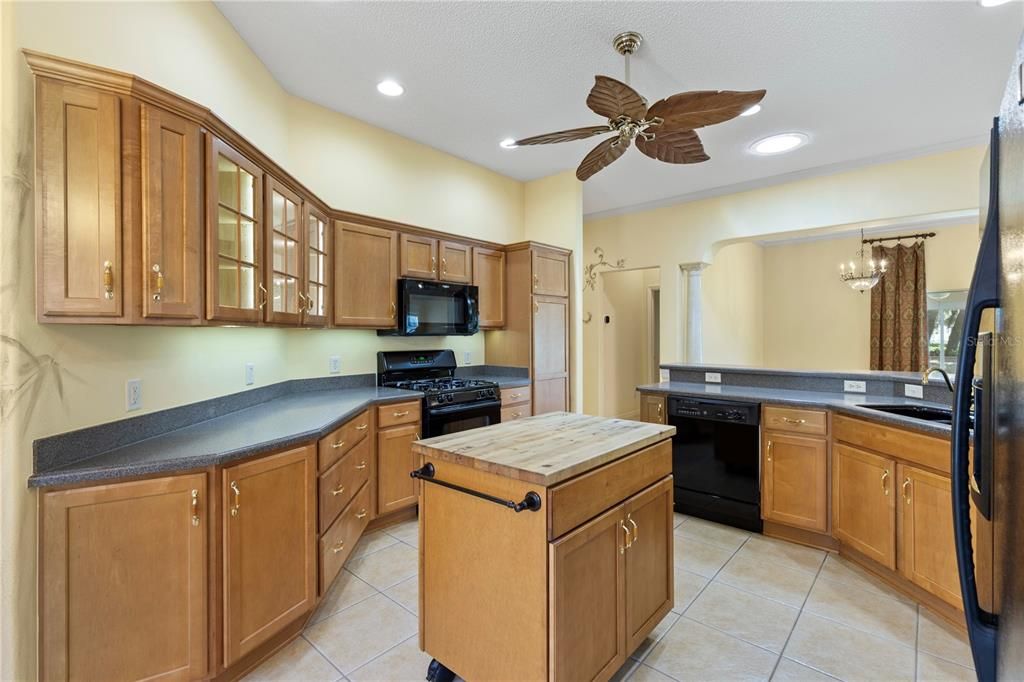 Activo con contrato: $588,000 (3 camas, 2 baños, 2145 Pies cuadrados)