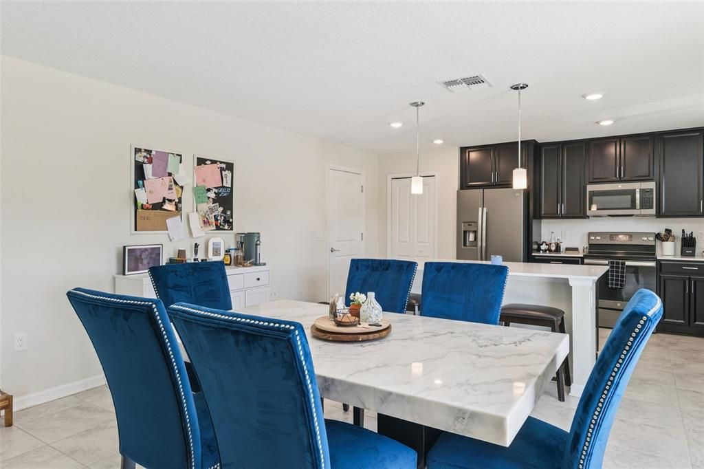 En Venta: $469,000 (4 camas, 2 baños, 2584 Pies cuadrados)