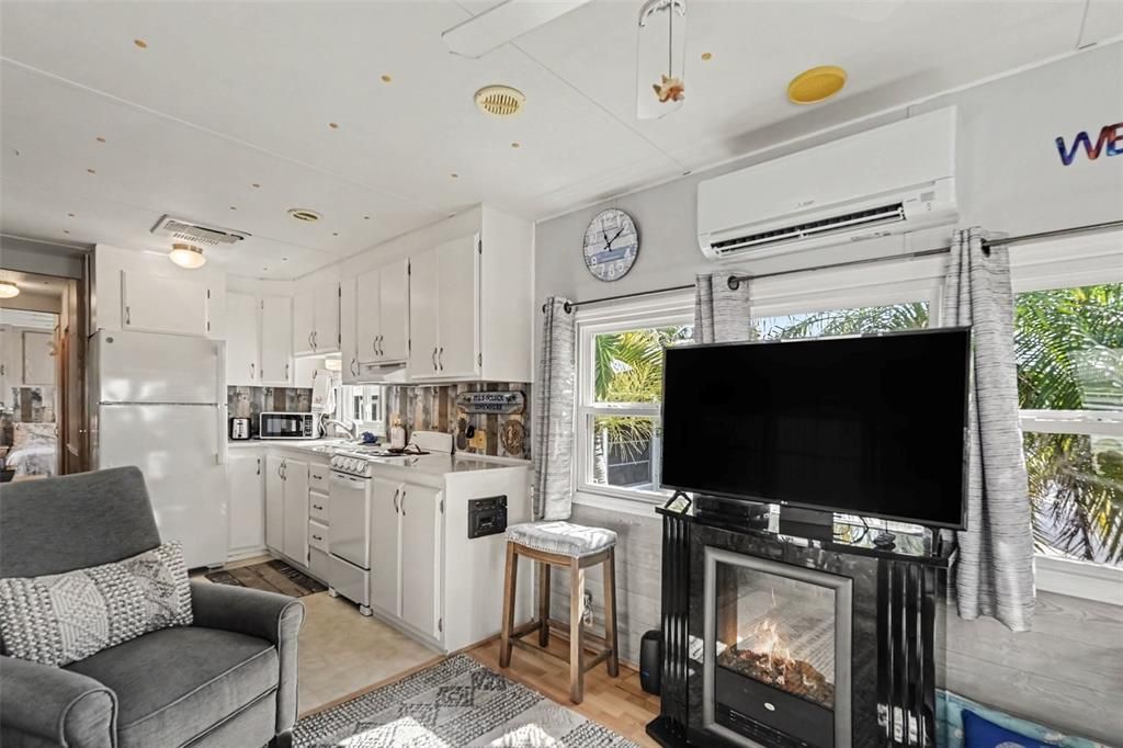 For Sale: $259,900 (1 beds, 1 baths, 400 Square Feet)