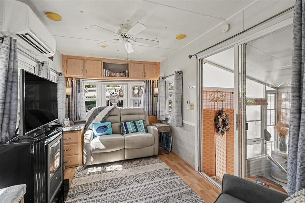 For Sale: $259,900 (1 beds, 1 baths, 400 Square Feet)