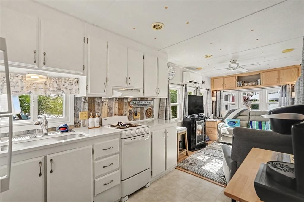 For Sale: $259,900 (1 beds, 1 baths, 400 Square Feet)