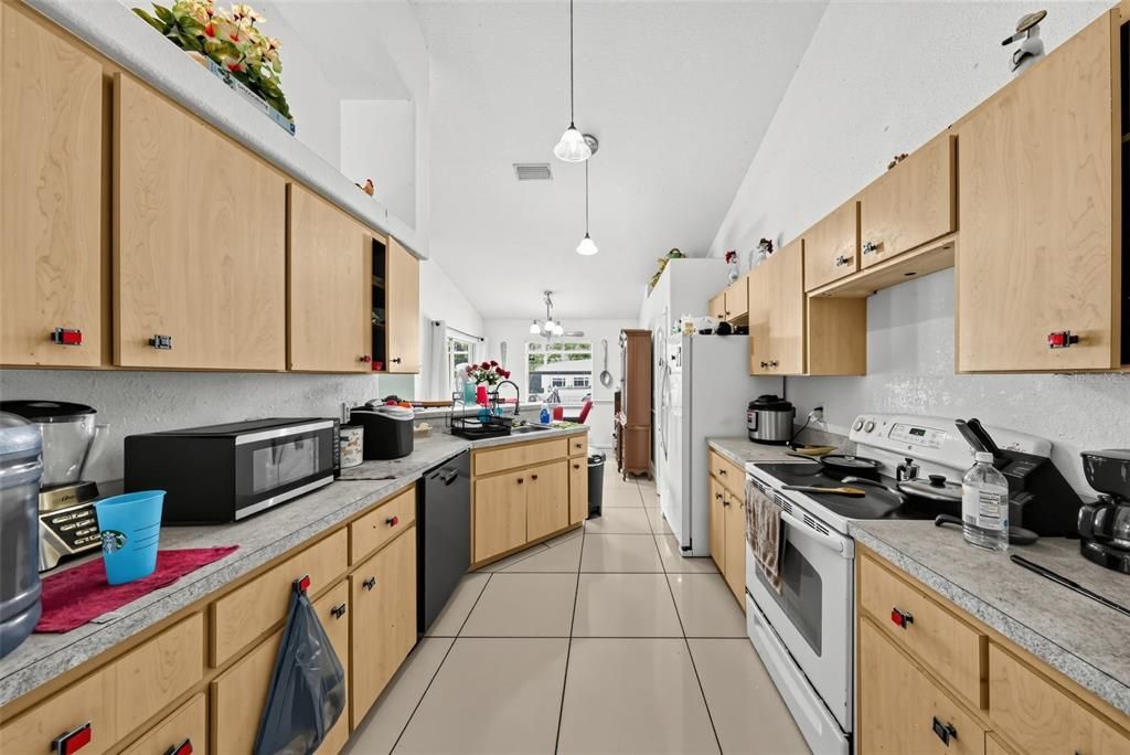 For Sale: $299,900 (3 beds, 2 baths, 1613 Square Feet)