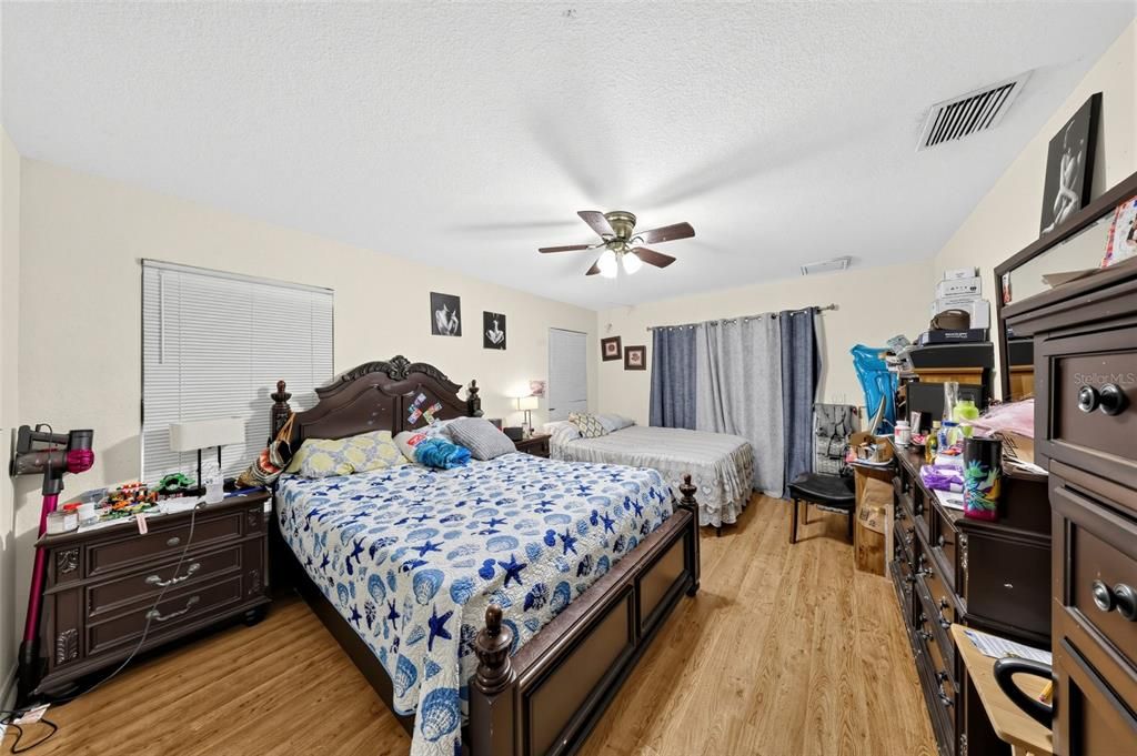 For Sale: $299,900 (3 beds, 2 baths, 1613 Square Feet)