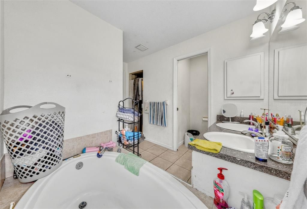 For Sale: $299,900 (3 beds, 2 baths, 1613 Square Feet)