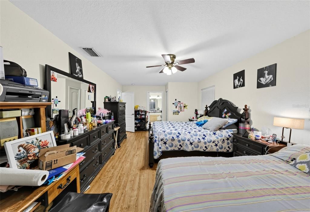 For Sale: $299,900 (3 beds, 2 baths, 1613 Square Feet)