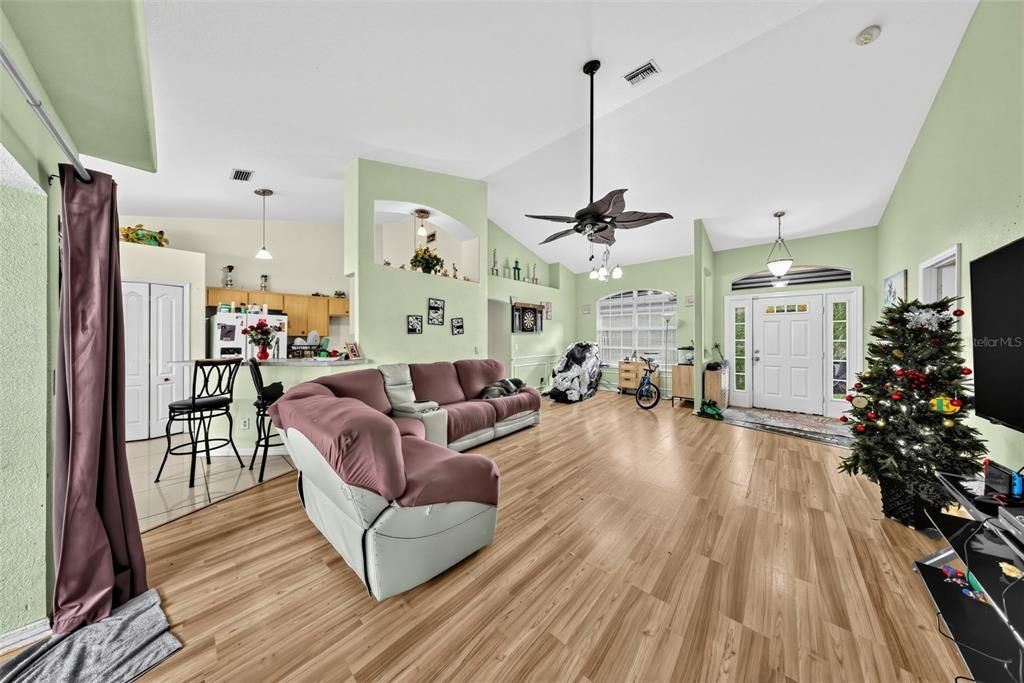 For Sale: $299,900 (3 beds, 2 baths, 1613 Square Feet)