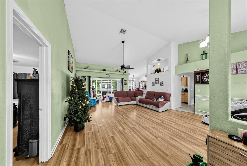 For Sale: $299,900 (3 beds, 2 baths, 1613 Square Feet)