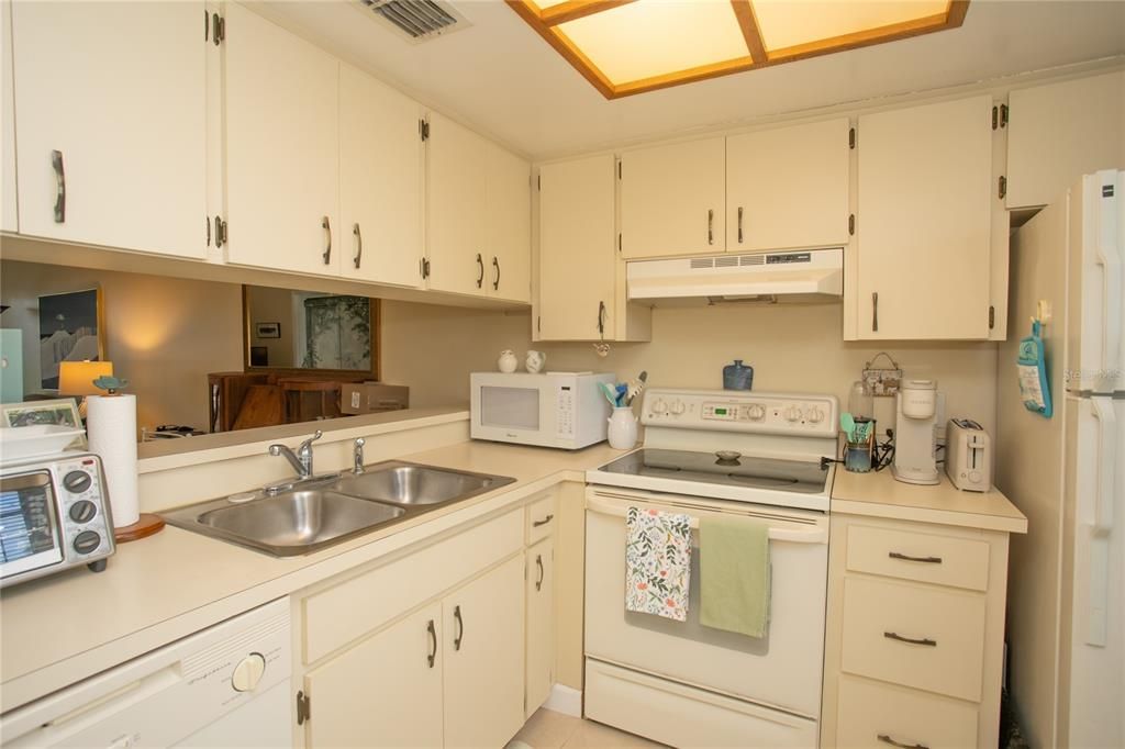 Activo con contrato: $215,000 (2 camas, 2 baños, 810 Pies cuadrados)