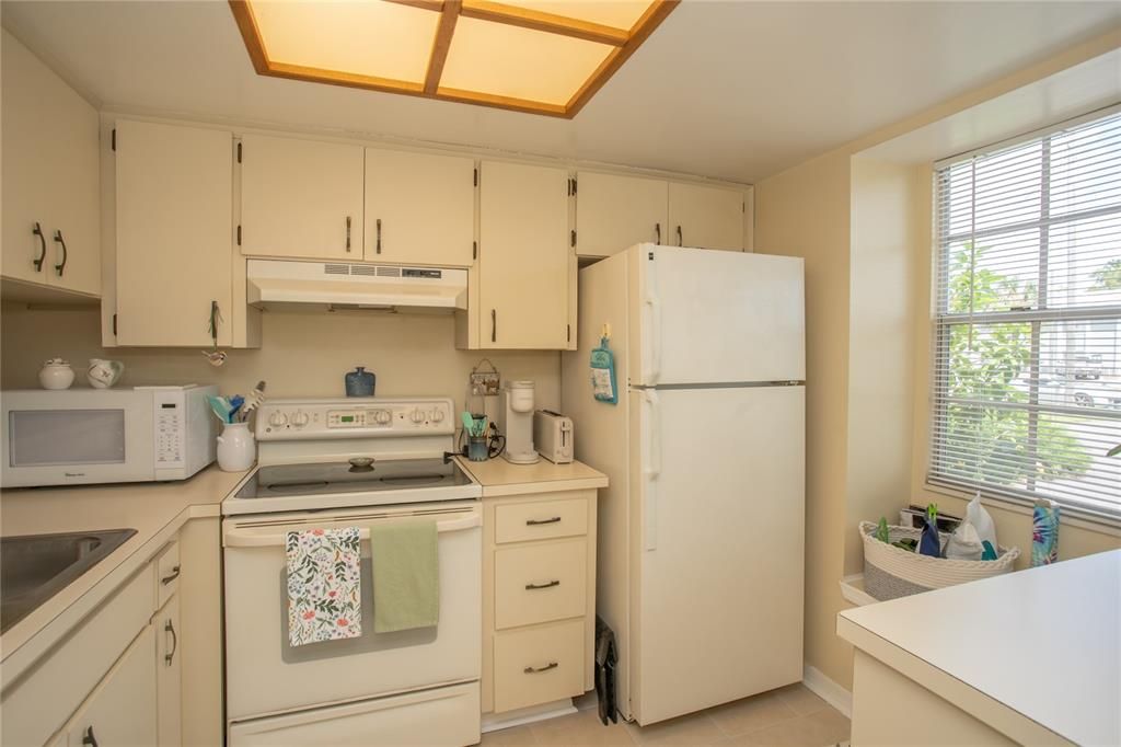 Activo con contrato: $215,000 (2 camas, 2 baños, 810 Pies cuadrados)