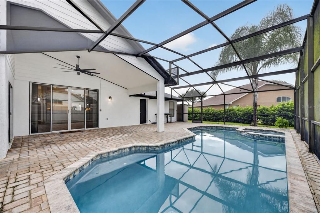 Activo con contrato: $549,000 (4 camas, 3 baños, 2357 Pies cuadrados)