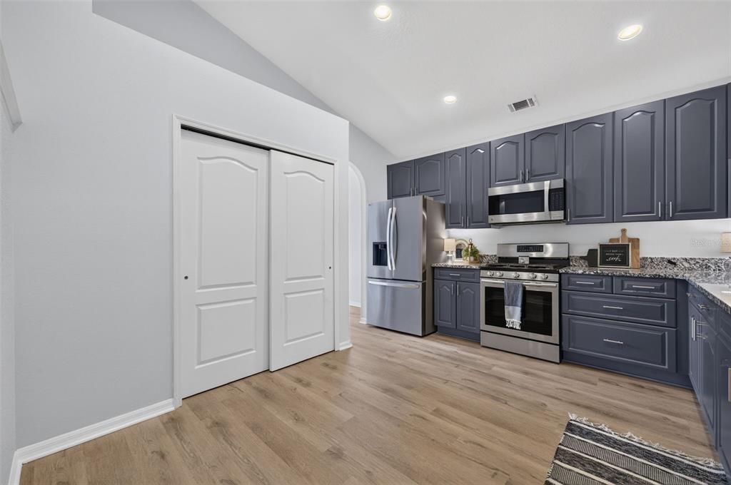 Activo con contrato: $549,000 (4 camas, 3 baños, 2357 Pies cuadrados)