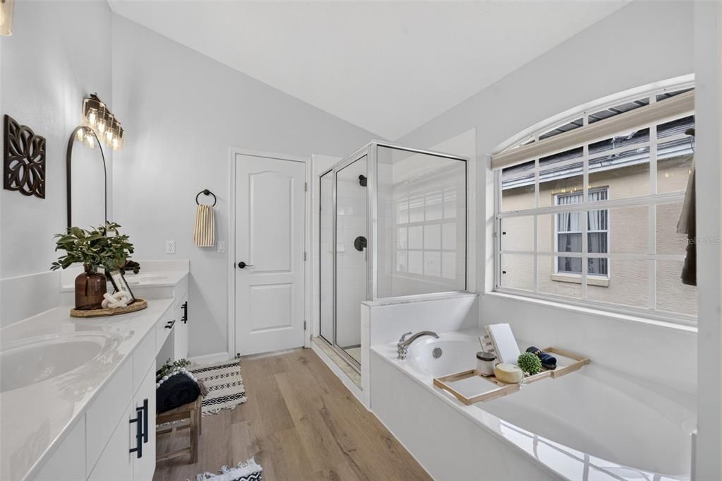 Activo con contrato: $549,000 (4 camas, 3 baños, 2357 Pies cuadrados)