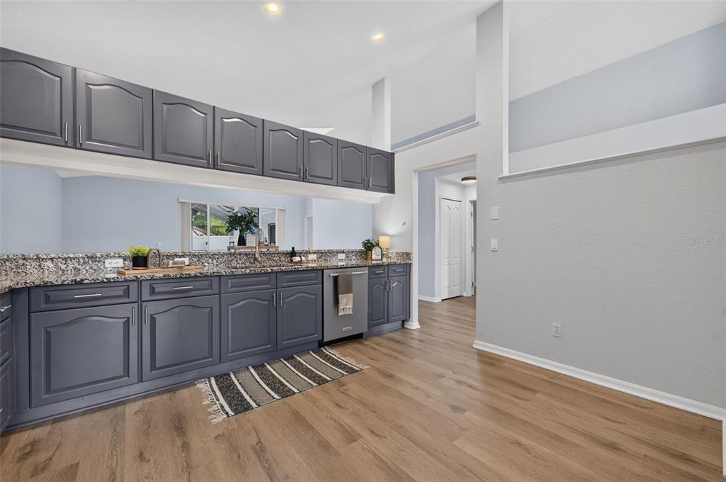 Activo con contrato: $549,000 (4 camas, 3 baños, 2357 Pies cuadrados)