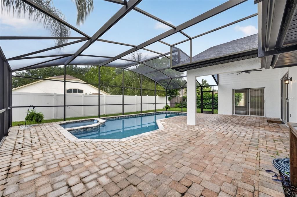 Activo con contrato: $549,000 (4 camas, 3 baños, 2357 Pies cuadrados)