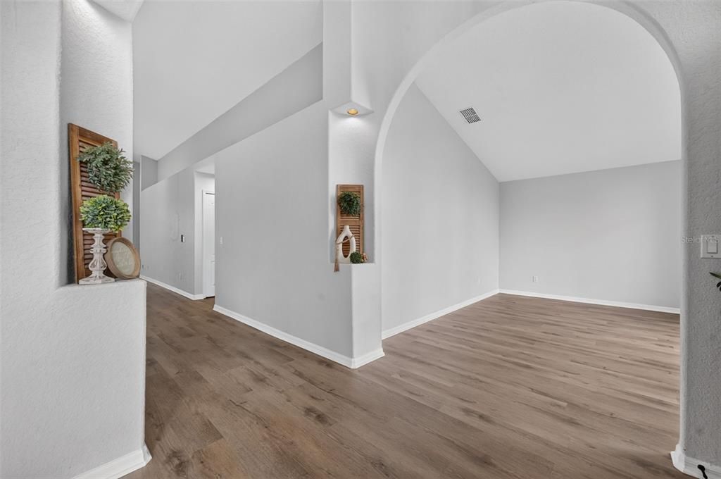 Activo con contrato: $549,000 (4 camas, 3 baños, 2357 Pies cuadrados)