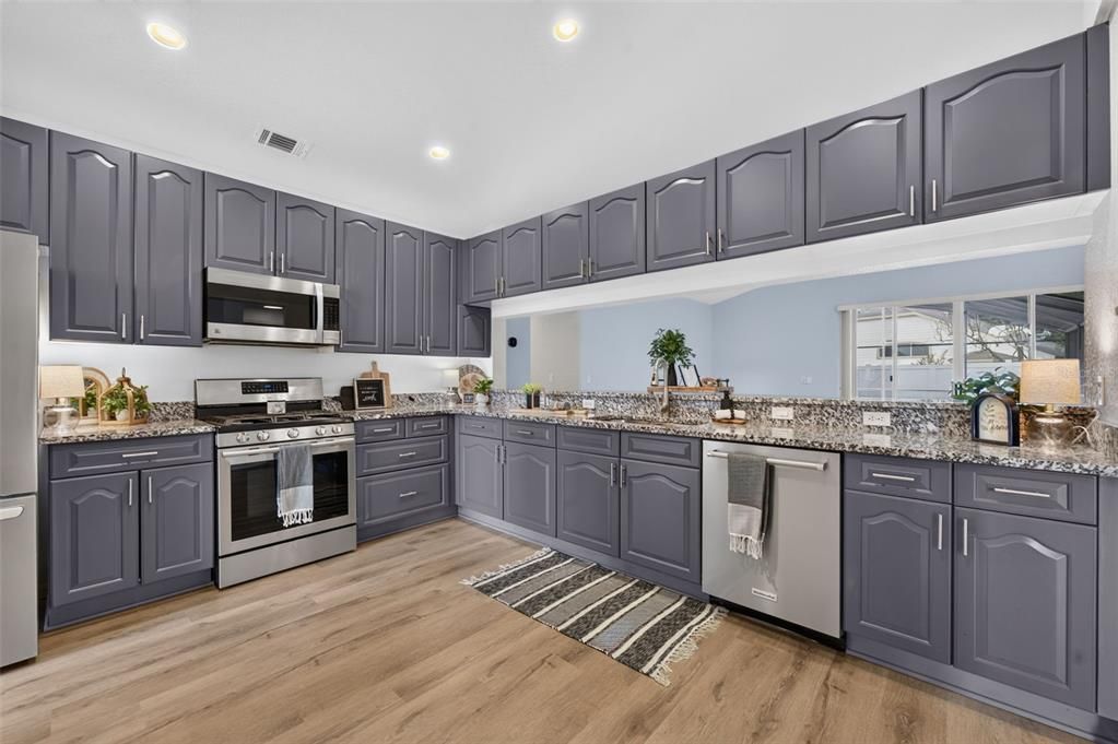 Activo con contrato: $549,000 (4 camas, 3 baños, 2357 Pies cuadrados)