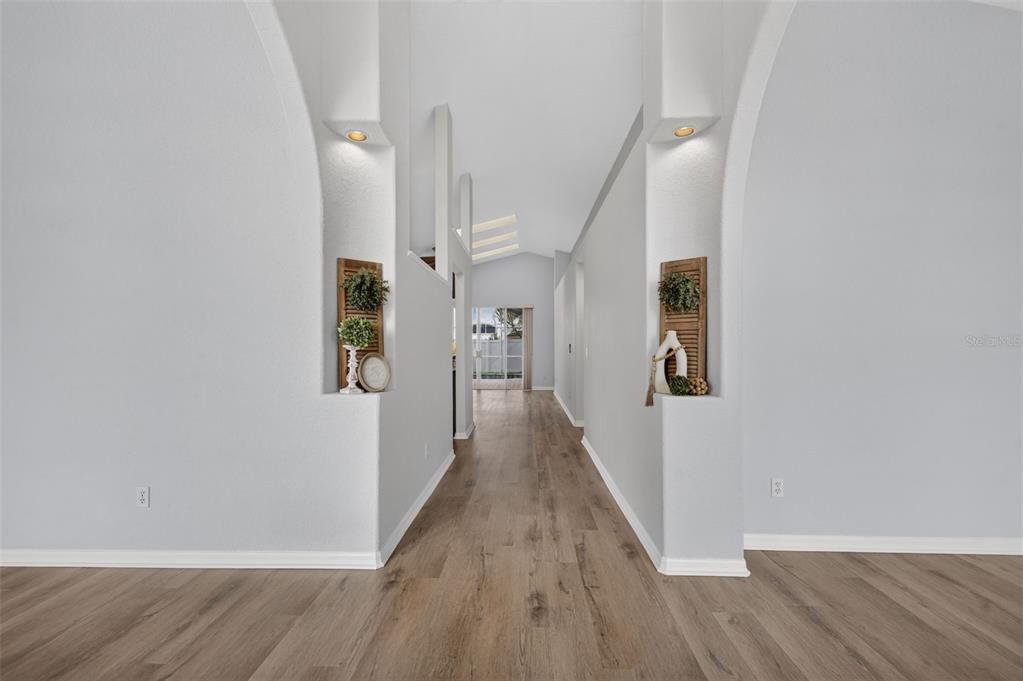 Activo con contrato: $549,000 (4 camas, 3 baños, 2357 Pies cuadrados)