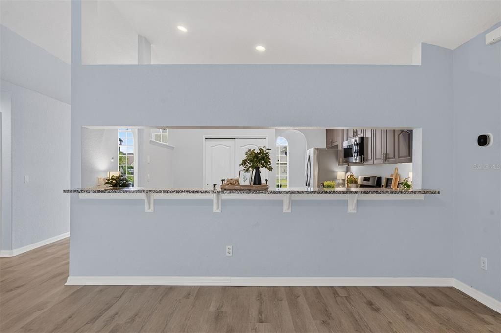 Activo con contrato: $549,000 (4 camas, 3 baños, 2357 Pies cuadrados)