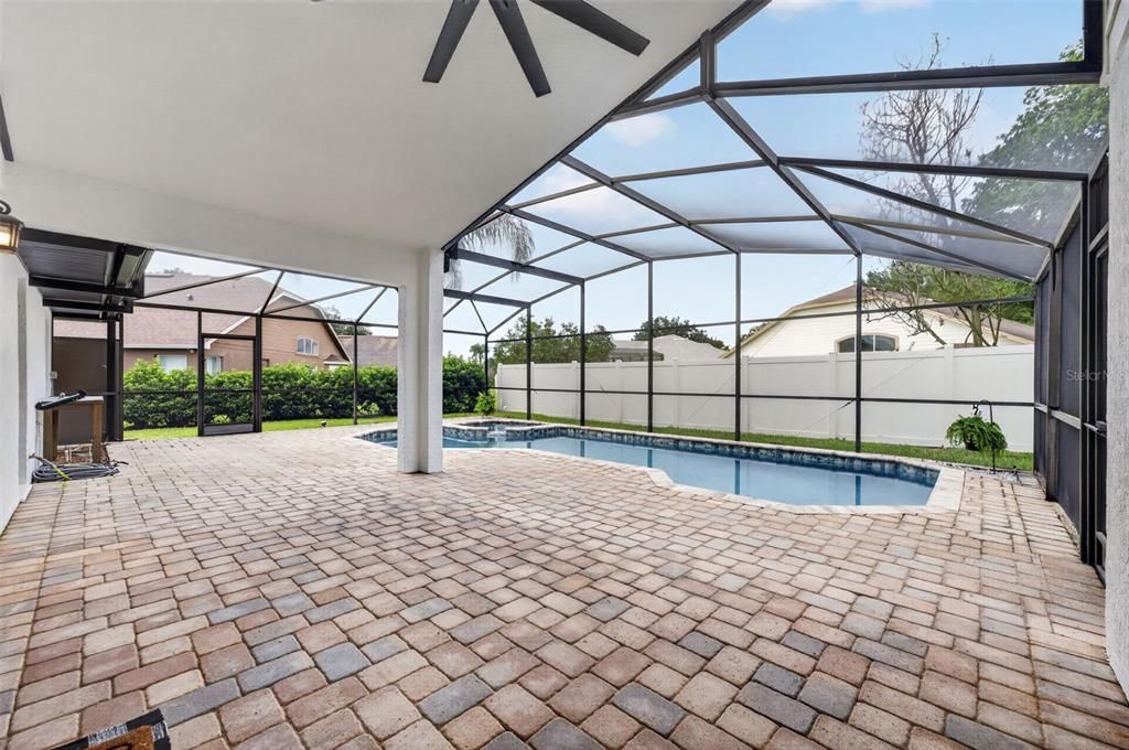 Activo con contrato: $549,000 (4 camas, 3 baños, 2357 Pies cuadrados)