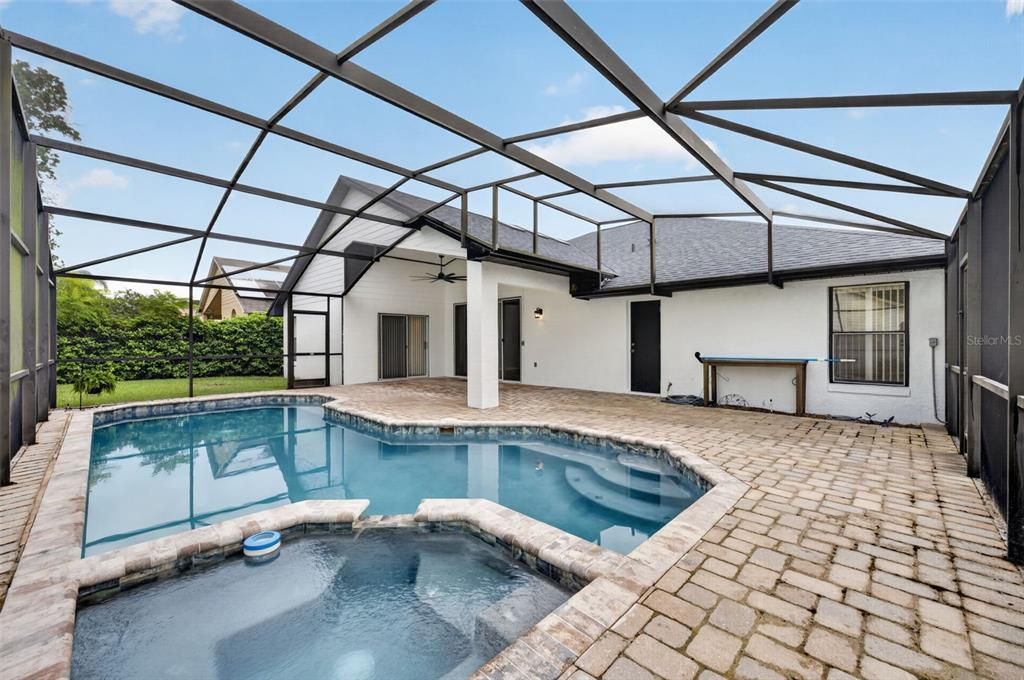 Activo con contrato: $549,000 (4 camas, 3 baños, 2357 Pies cuadrados)